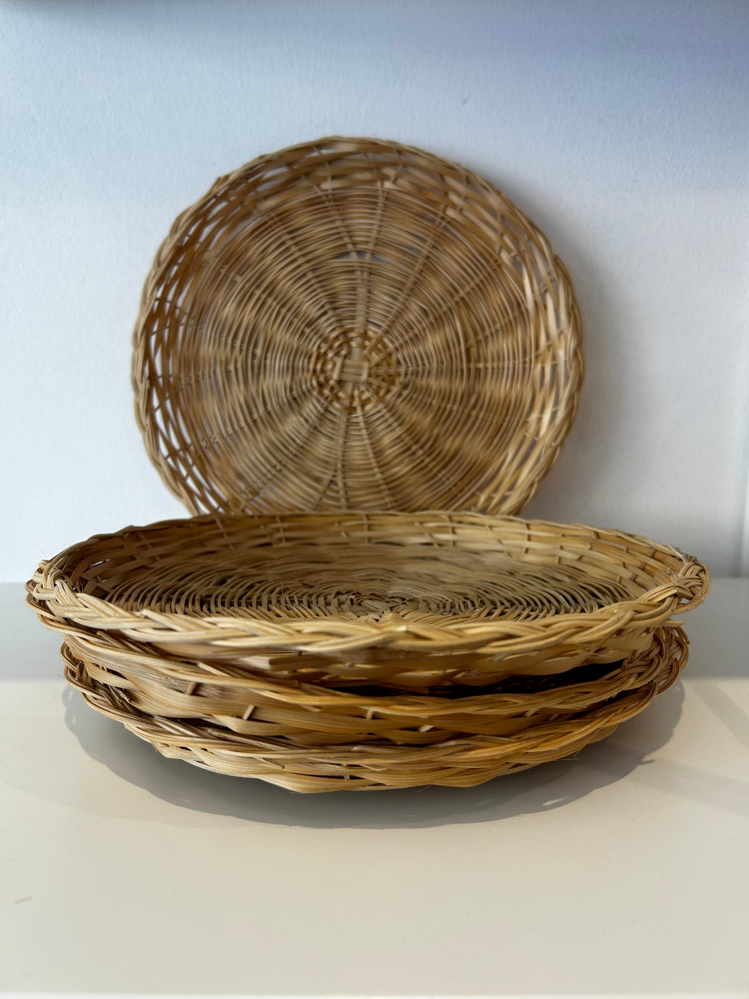 Baskets plates store